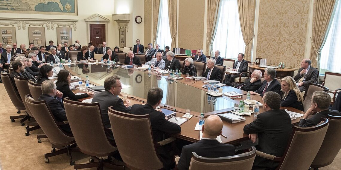 Συνεδρίαση της FOMC στο κτίριο Eccles, σε άρθρο για την απόφαση της Fed για τα επιτόκια