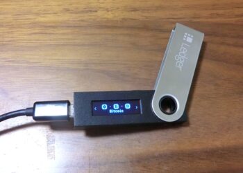 Πορτοφόλια Ledger: συσκευή Ledger Nano S συνδεδεμένη σε υπολογιστή